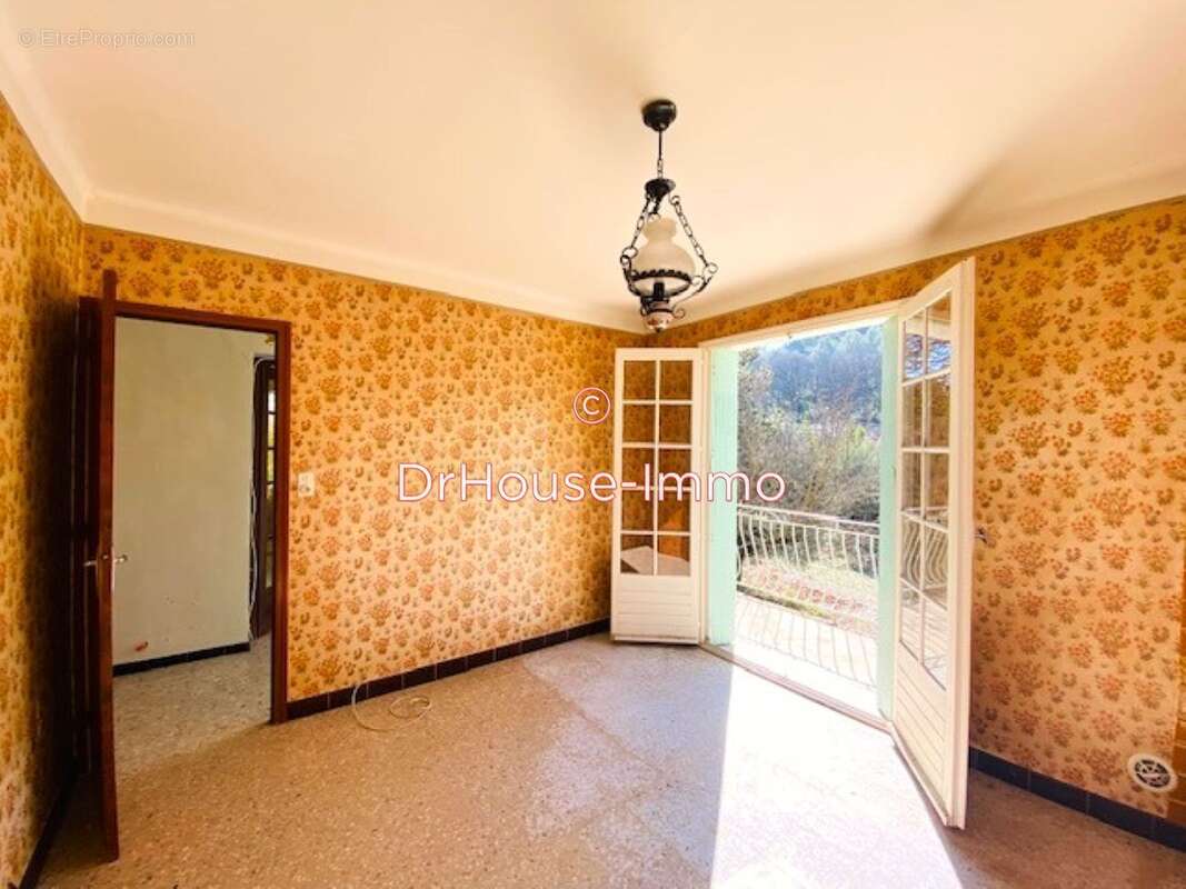 Terrain à SAINT-CHAPTES