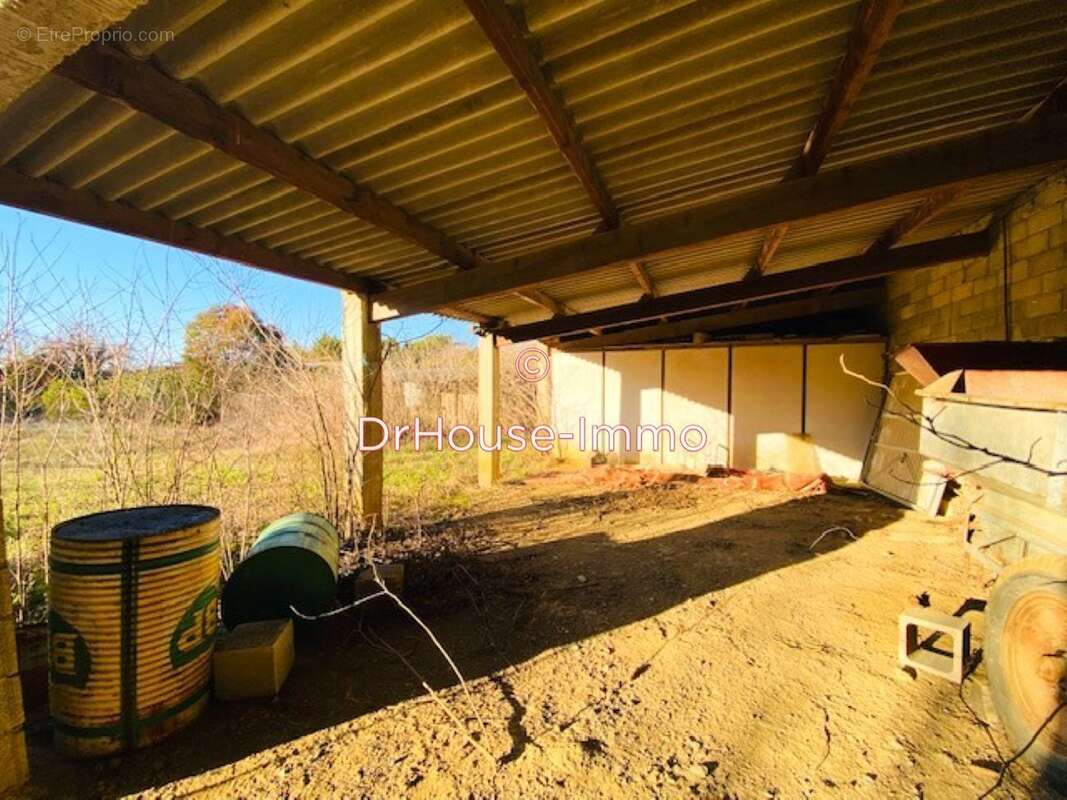 Terrain à SAINT-CHAPTES