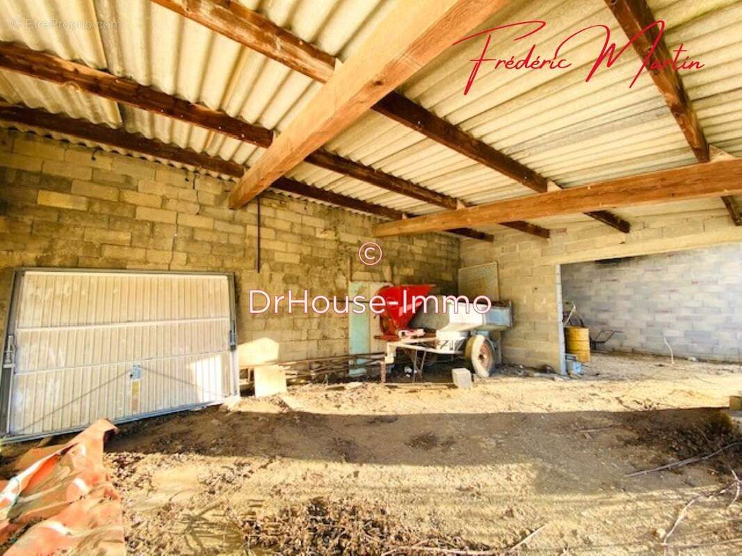 Terrain à SAINT-CHAPTES