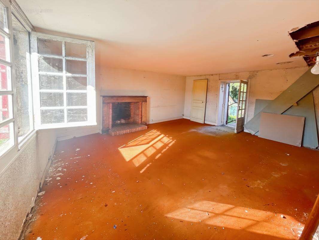 Maison à ANTONNE-ET-TRIGONANT