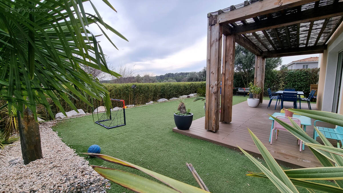 Maison à SAINT-CLEMENT-DE-RIVIERE