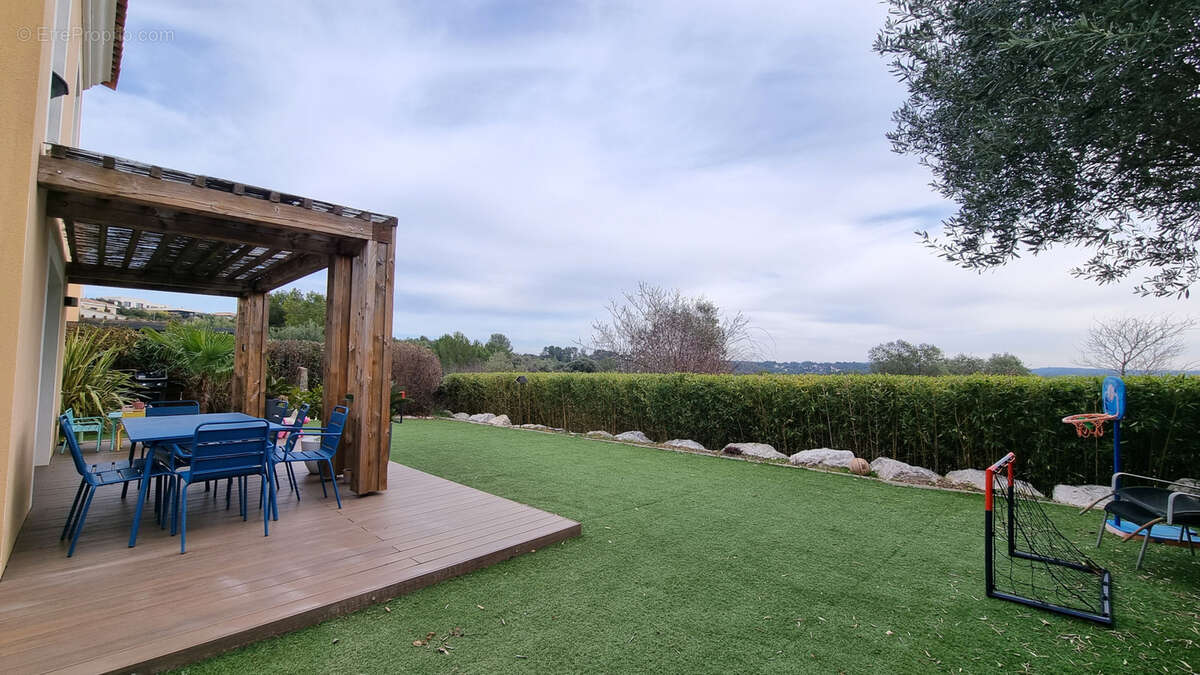 Maison à SAINT-CLEMENT-DE-RIVIERE