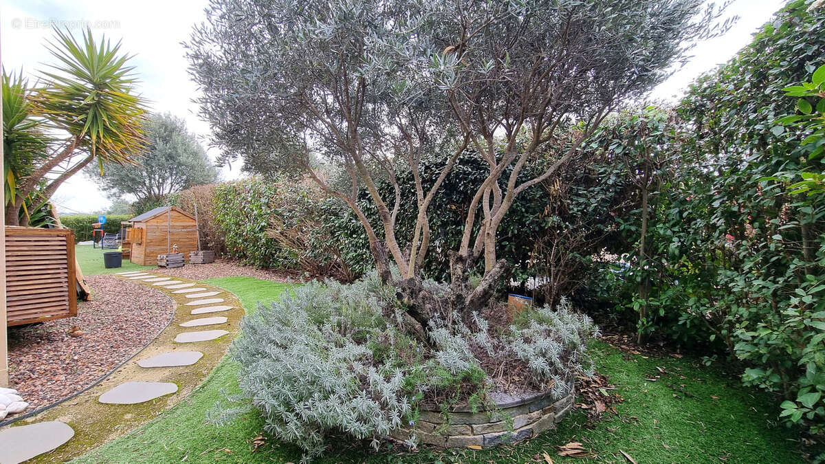 Maison à SAINT-CLEMENT-DE-RIVIERE