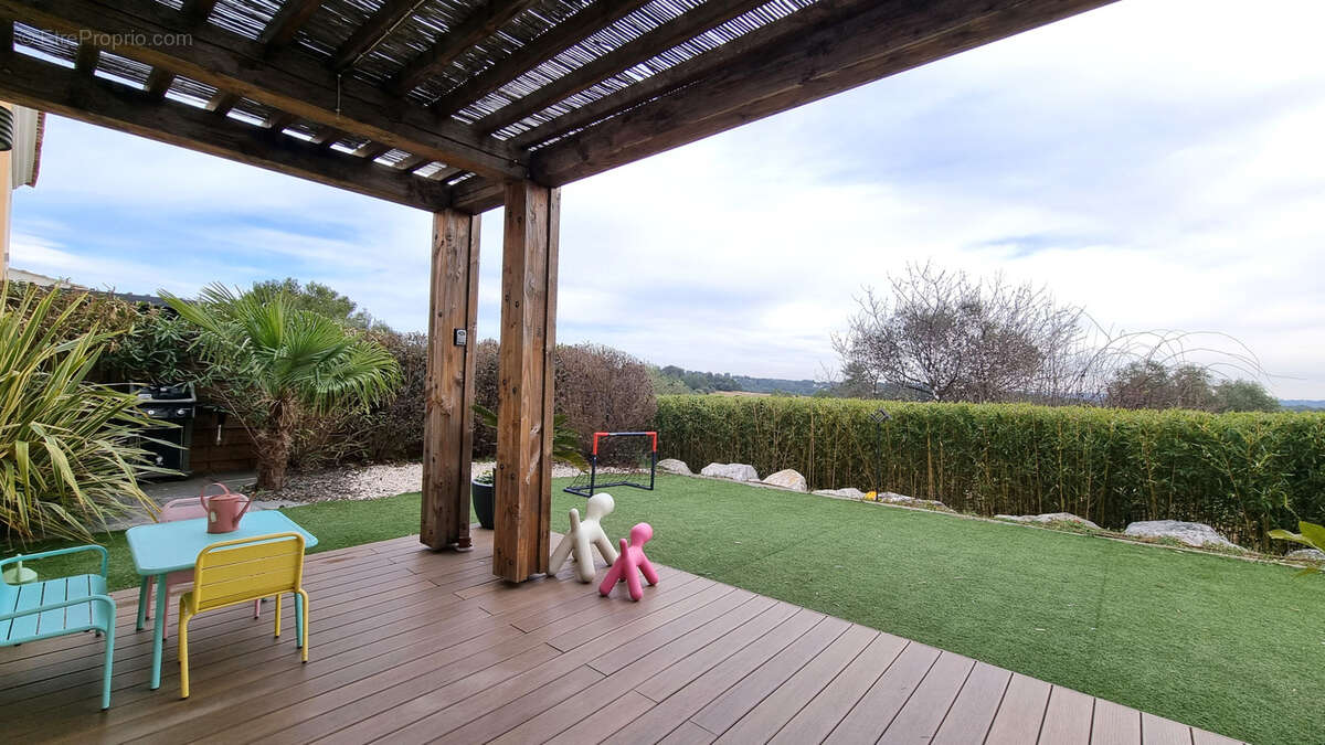 Maison à SAINT-CLEMENT-DE-RIVIERE