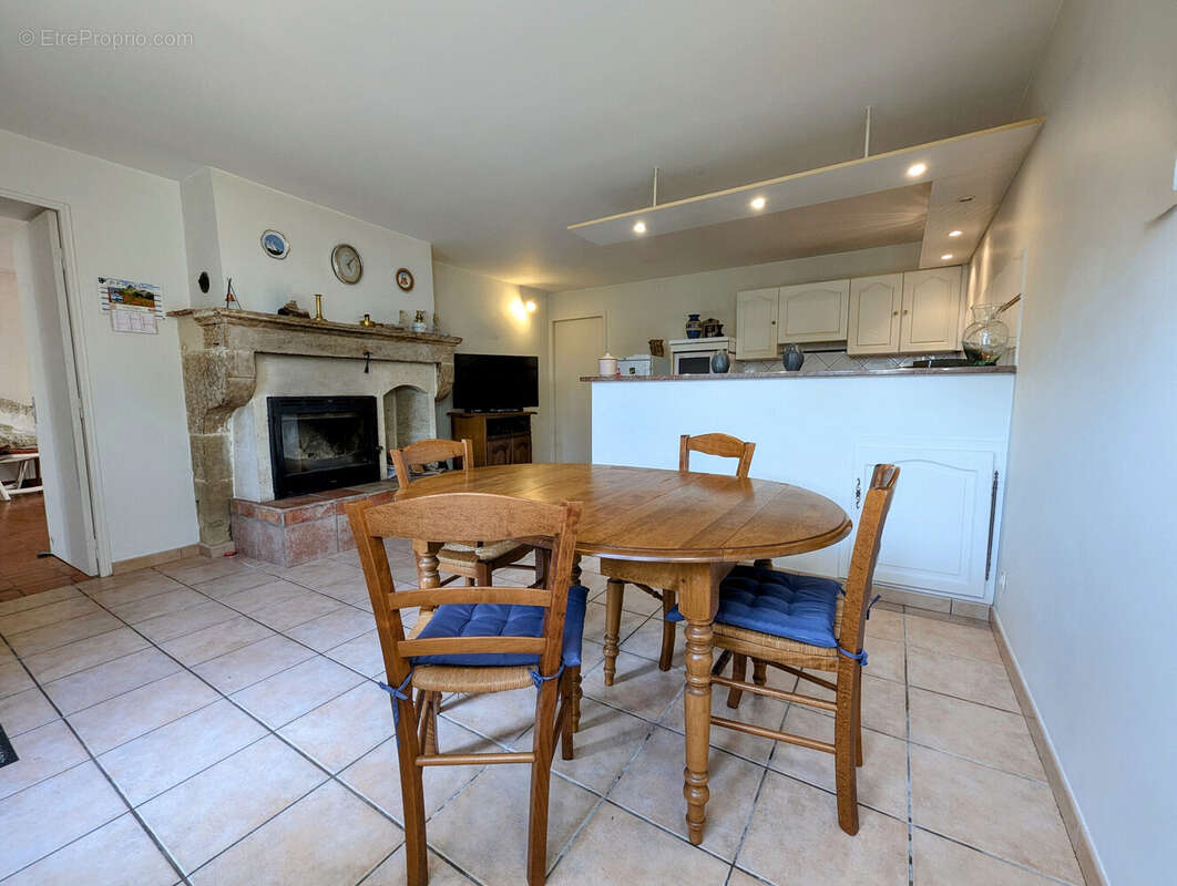 Entrée/Salle-à-manger/cuisine - Maison à MONGAUZY