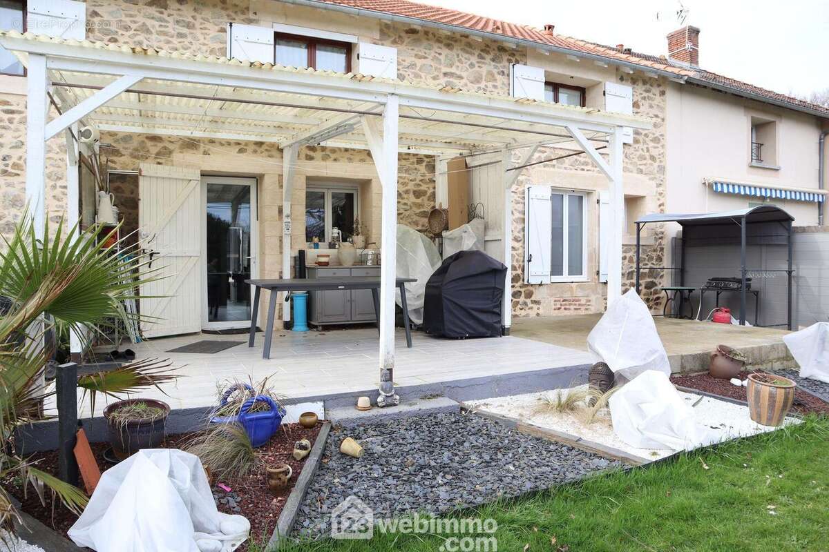Avec accès direct à la terrasse dont 20 m2 sont couverts. - Maison à MOULISMES