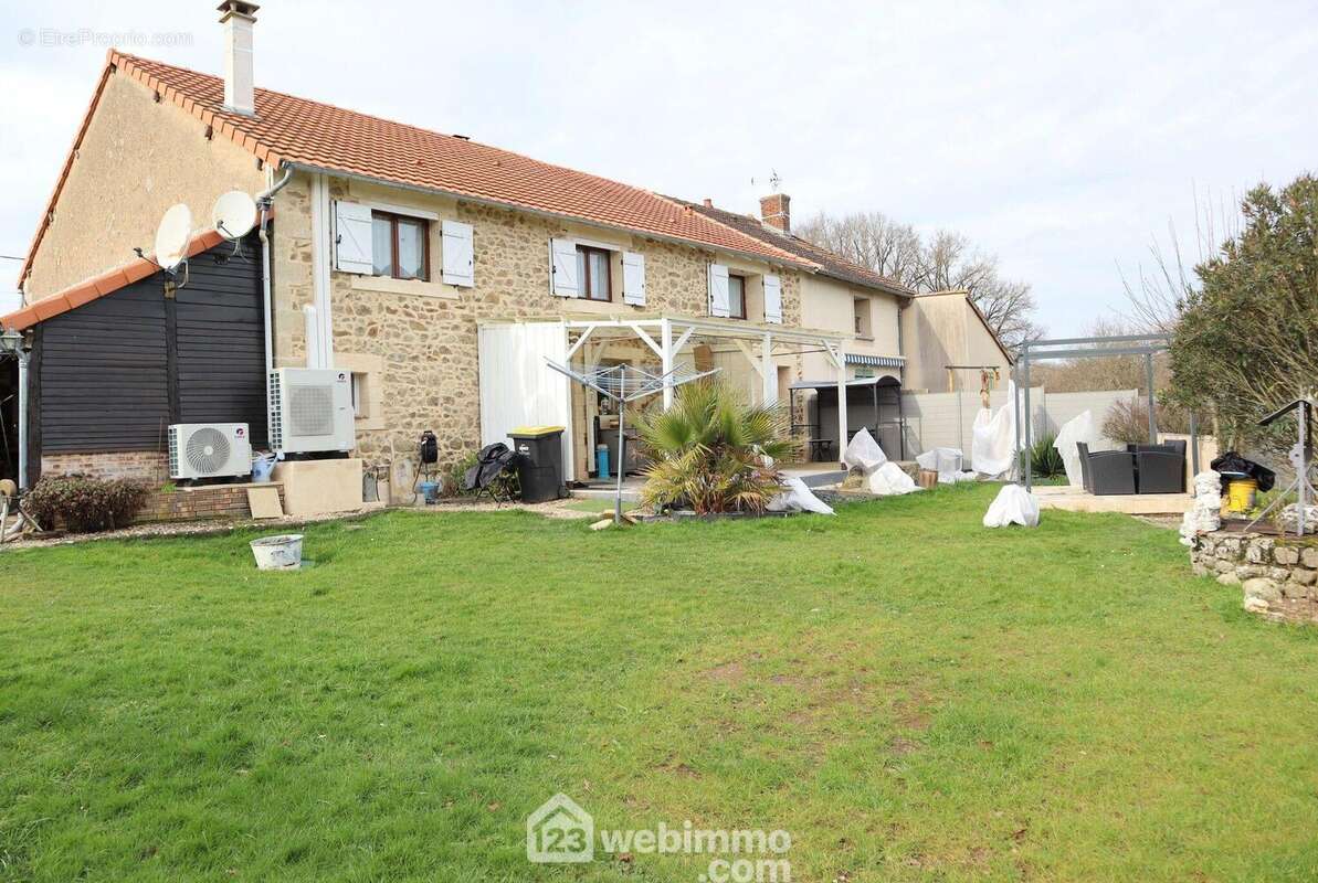 Vaste maison familiale en pierre de 229 m2 habitables bien entretenue. - Maison à MOULISMES