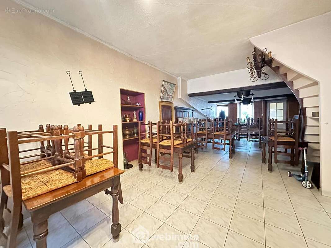 A ses cotés, l&#039;espace restauration de 57 m² - Maison à CRECY-SUR-SERRE