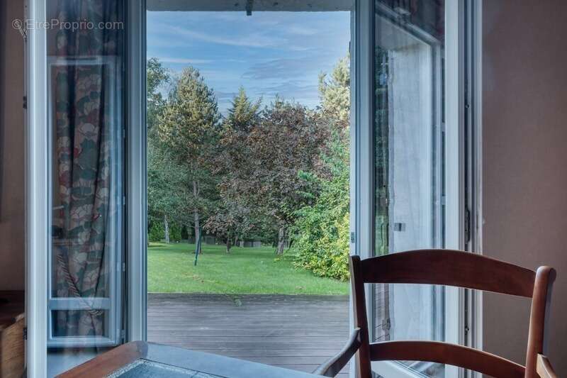 Maison à LA QUEUE-LES-YVELINES