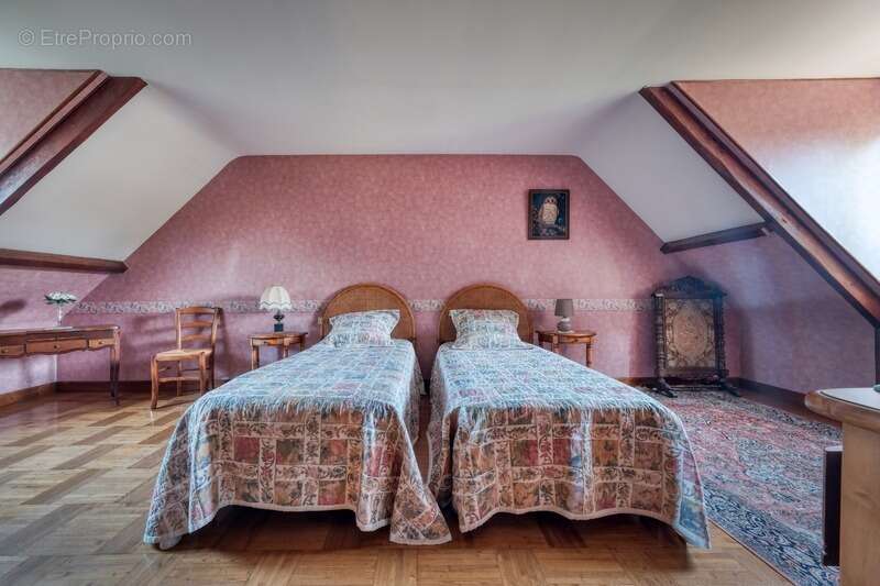 Maison à LA QUEUE-LES-YVELINES