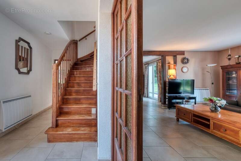 Maison à LA QUEUE-LES-YVELINES