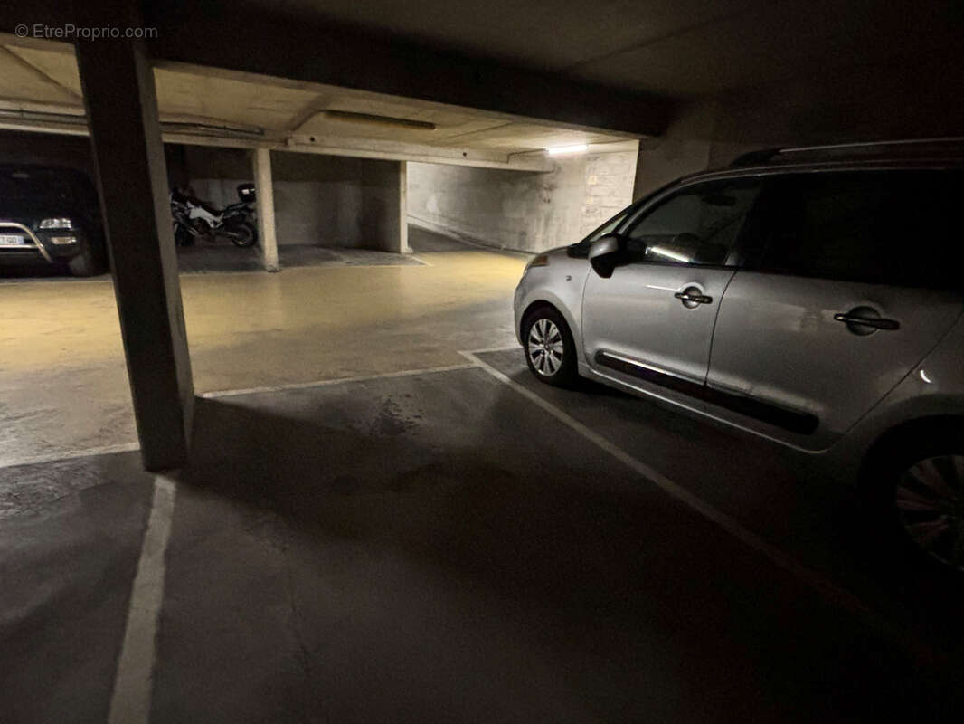 Parking à PARIS-10E