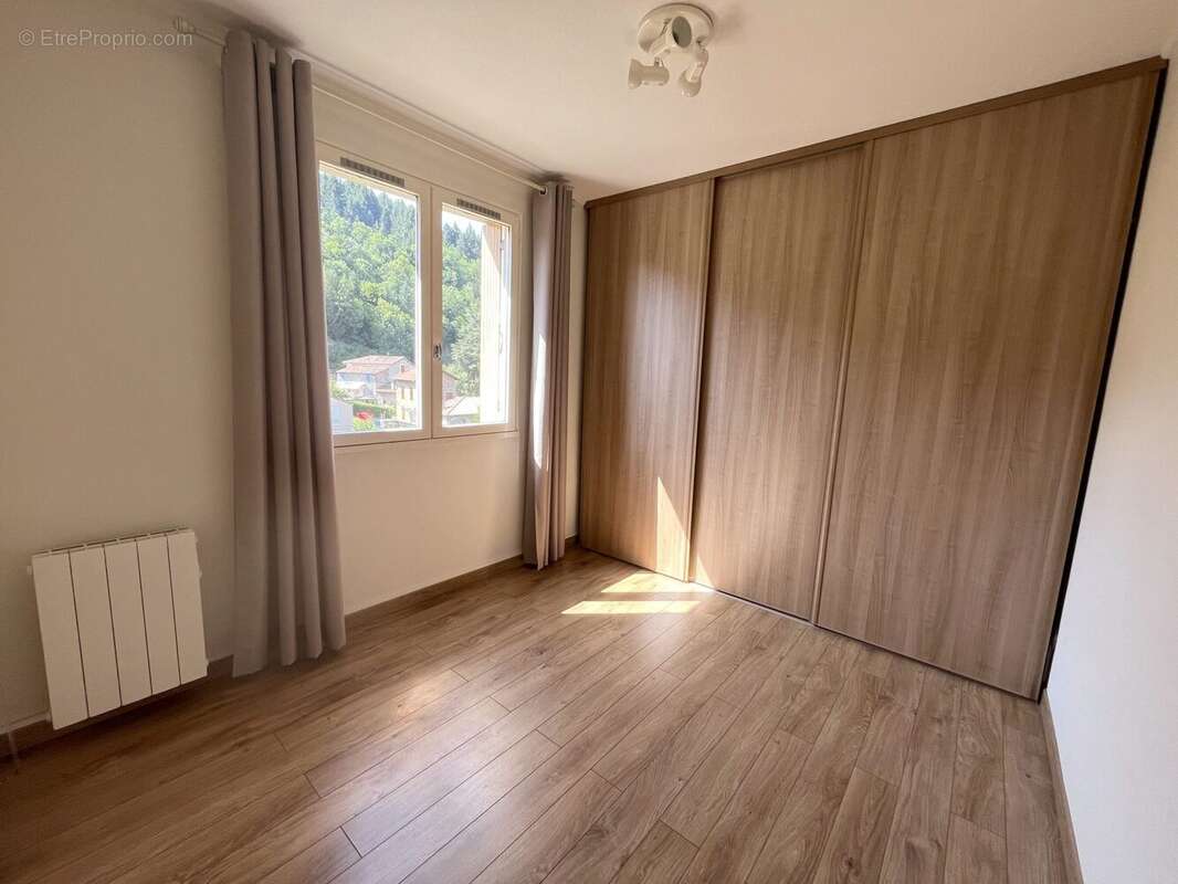 Chambre 1 - Appartement à LE CHEYLARD