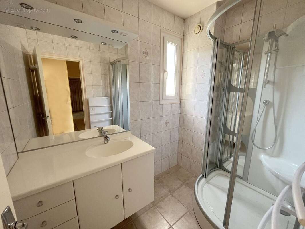 Salle d&#039;eau - Appartement à LE CHEYLARD