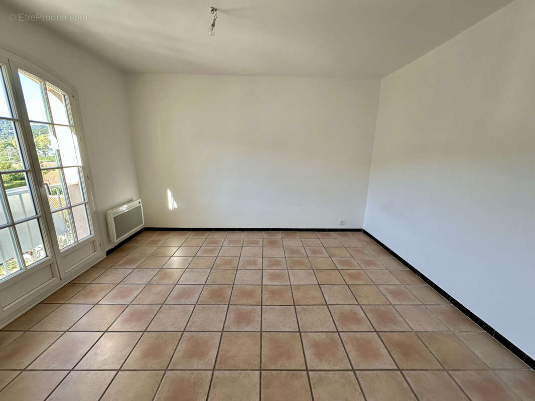 Appartement à SOLLIES-PONT