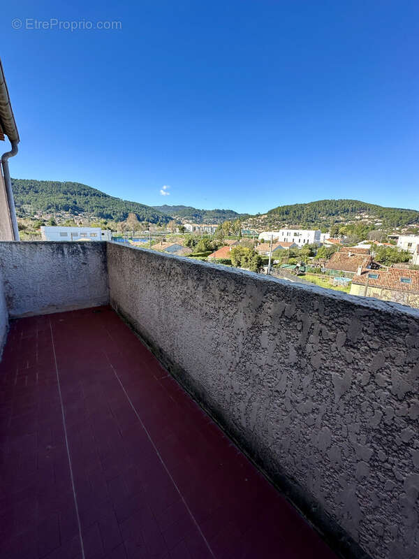 Appartement à SOLLIES-PONT