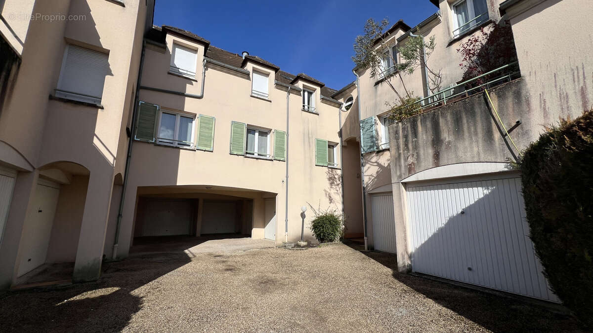 Appartement à NEAUPHLE-LE-CHATEAU