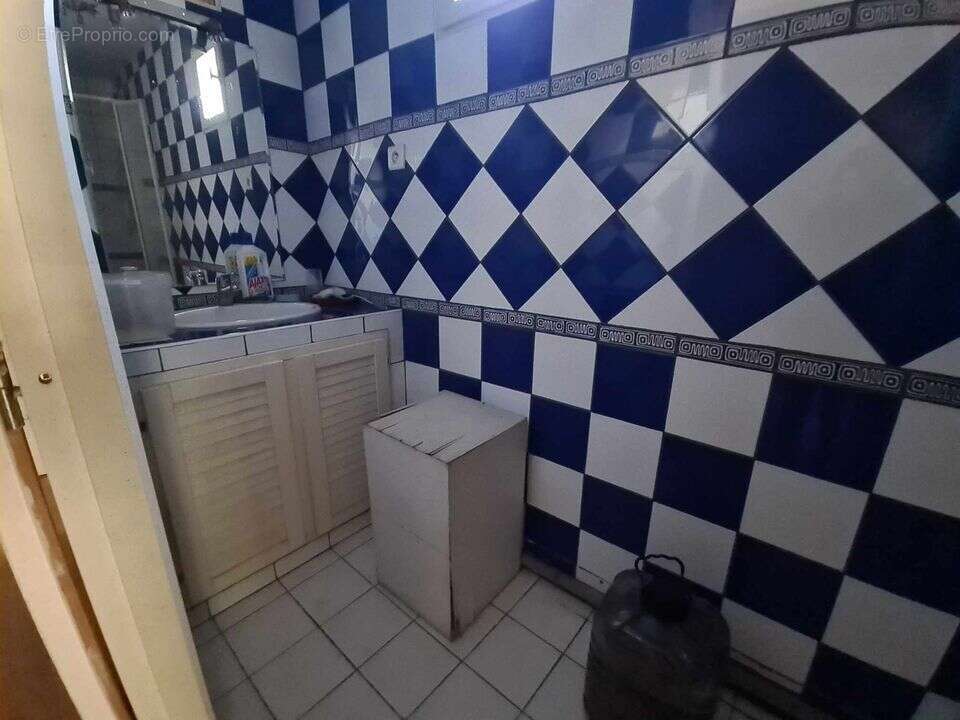 Immeuble- Pauillac- proximité commerces et transports- à - Appartement à PAUILLAC