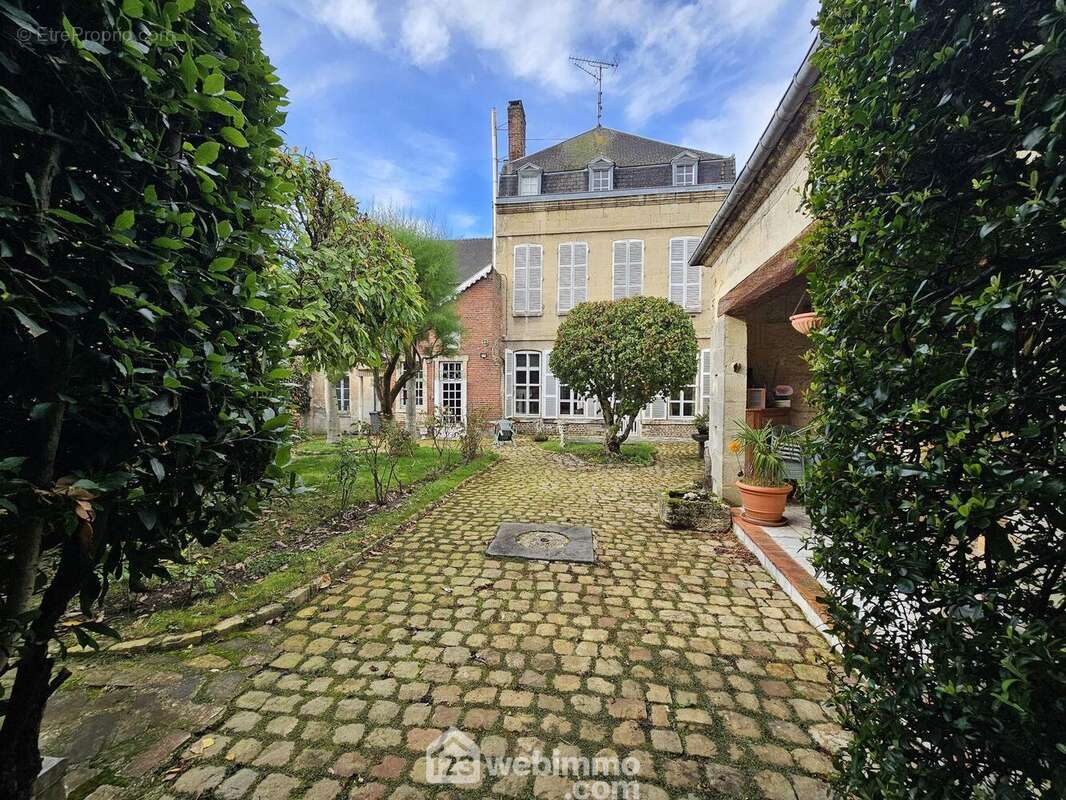 Maison bourgeoise offrant une surface habitable de 353 m² - Maison à CREPY