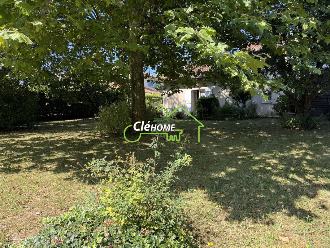 Maison à LA TOUR-DE-SALVAGNY