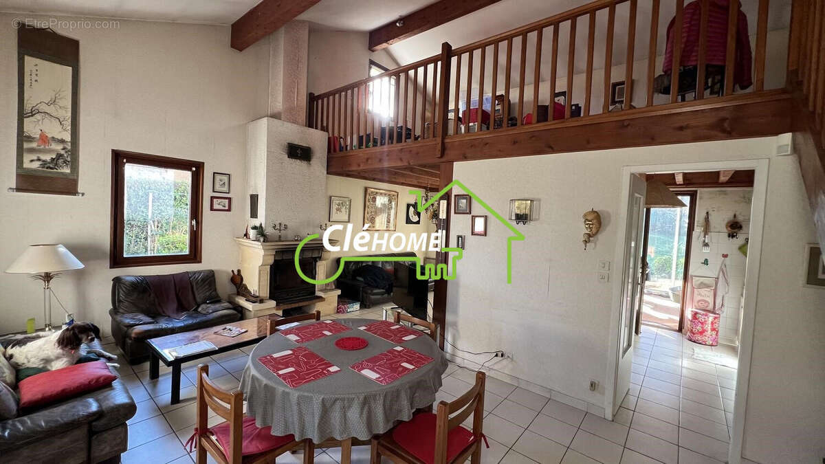 Maison à LA TOUR-DE-SALVAGNY