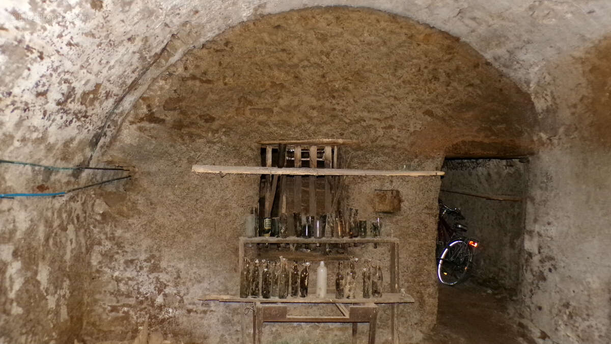 Maison à AINAY-LE-CHATEAU