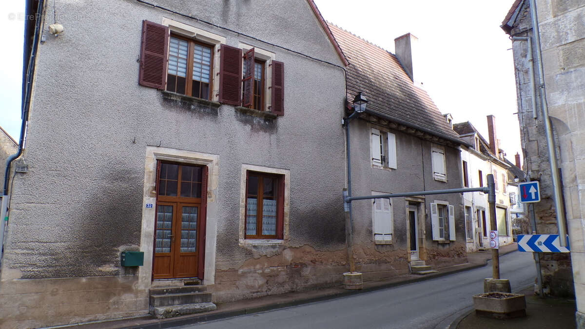 Maison à AINAY-LE-CHATEAU