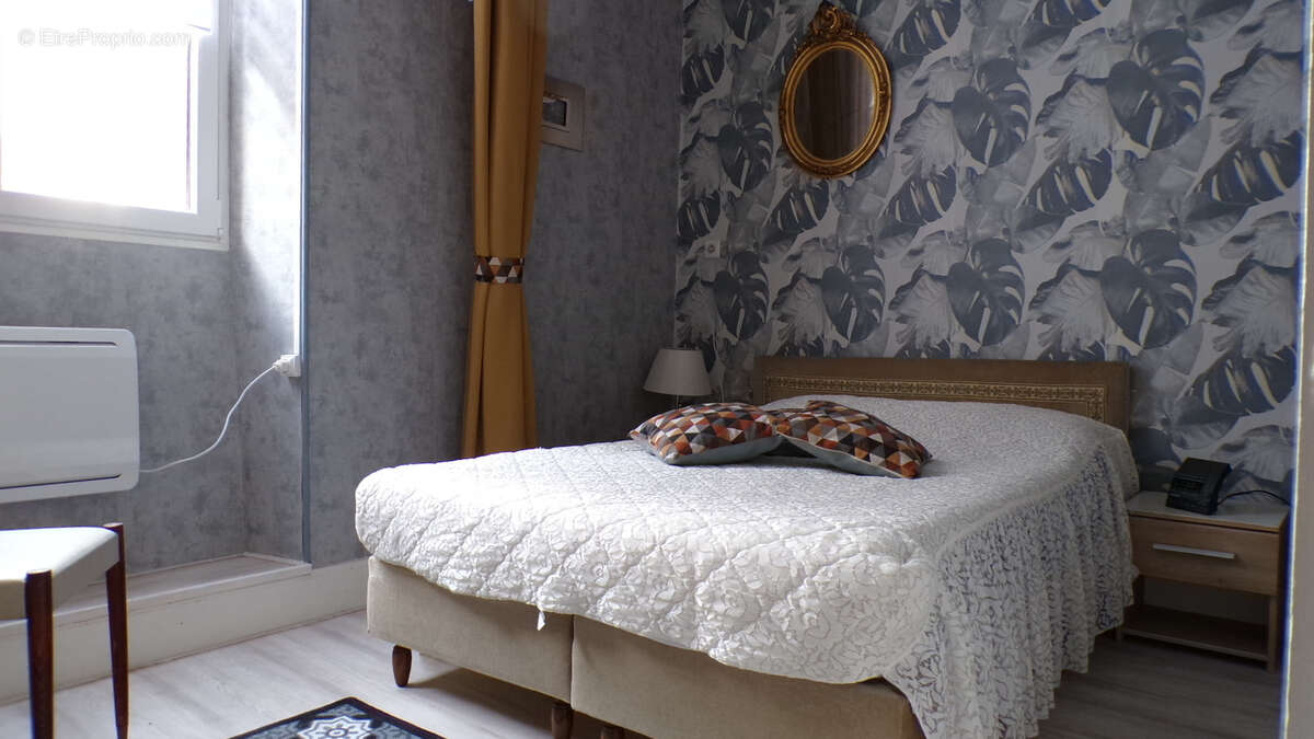 Maison à AINAY-LE-CHATEAU