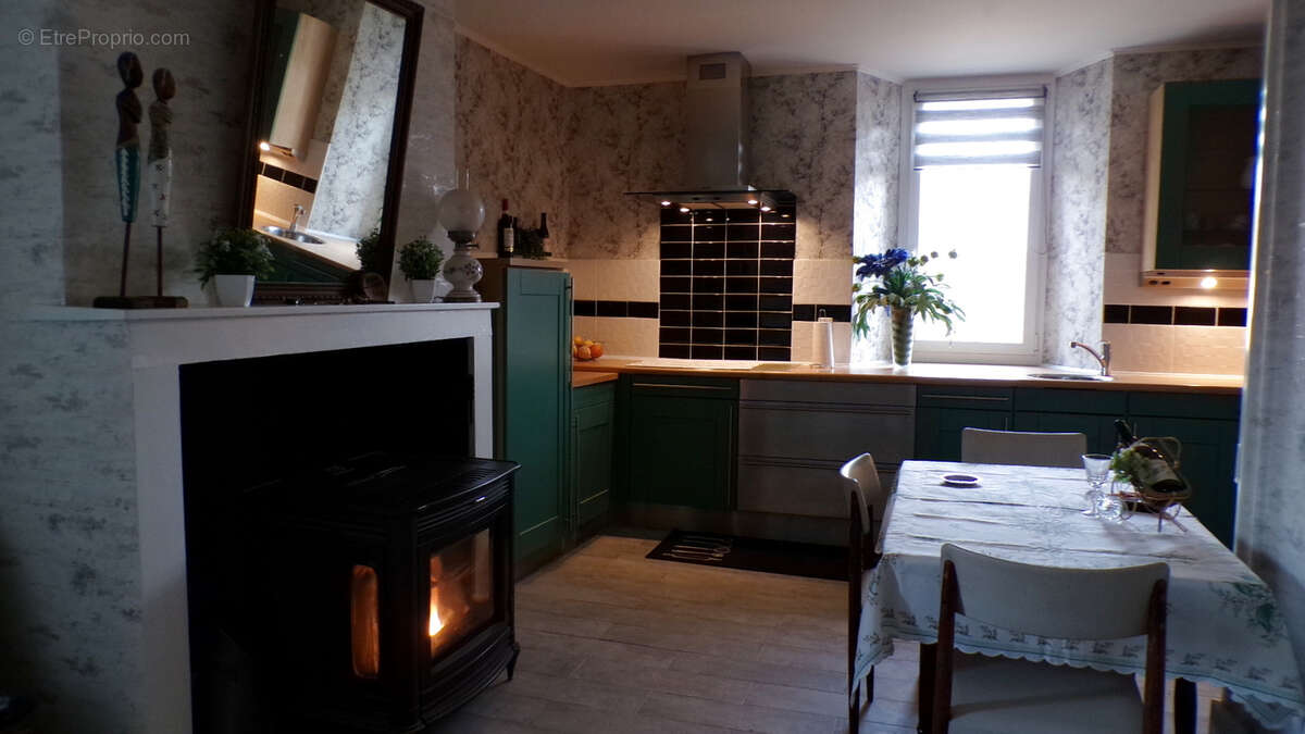 Maison à AINAY-LE-CHATEAU