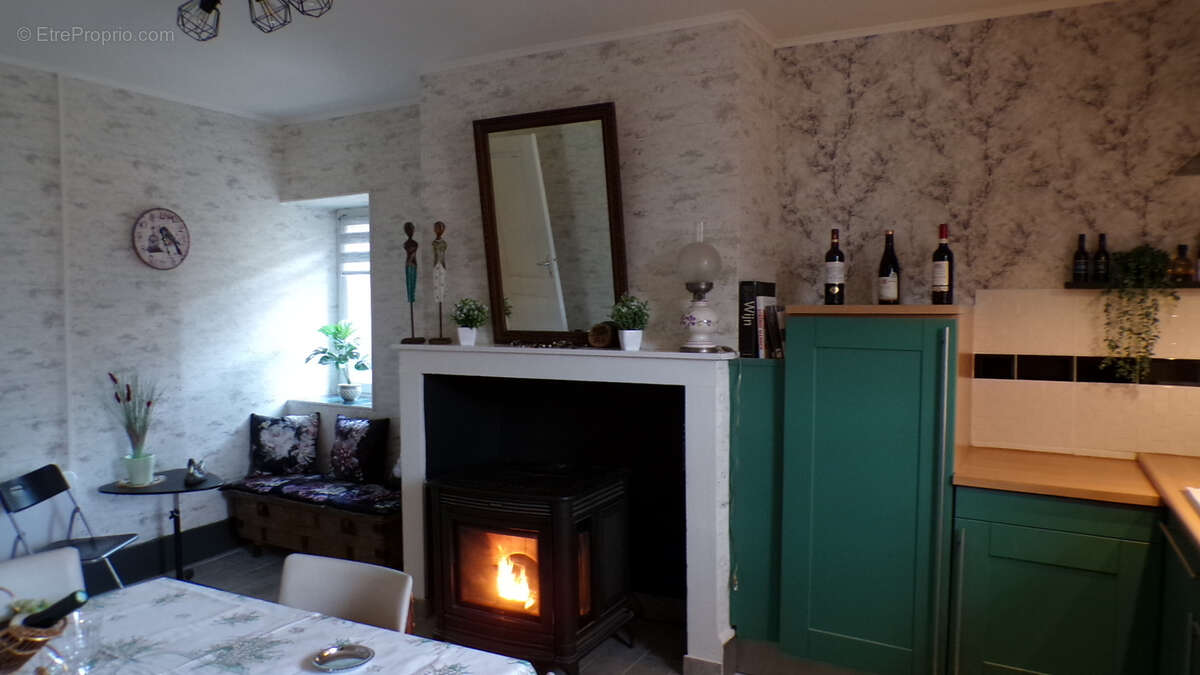 Maison à AINAY-LE-CHATEAU