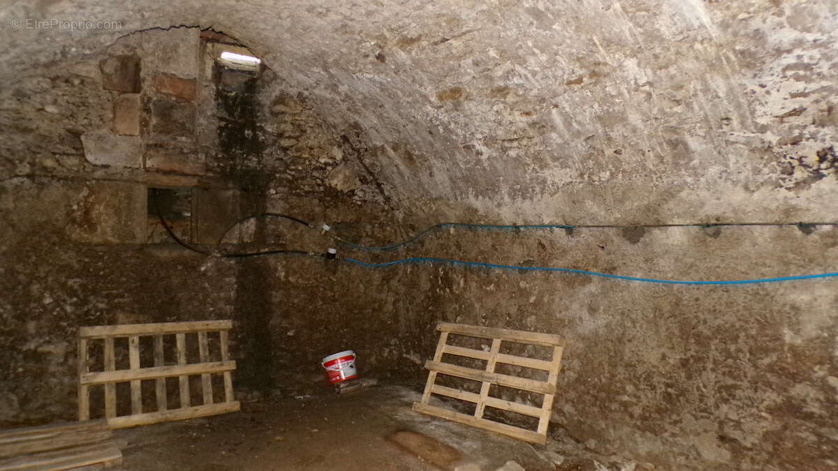 Maison à AINAY-LE-CHATEAU