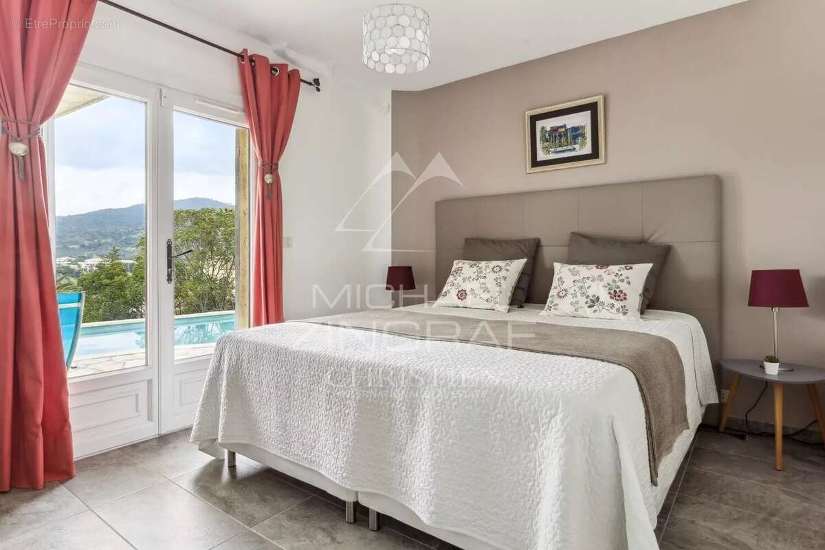 Maison à MANDELIEU-LA-NAPOULE