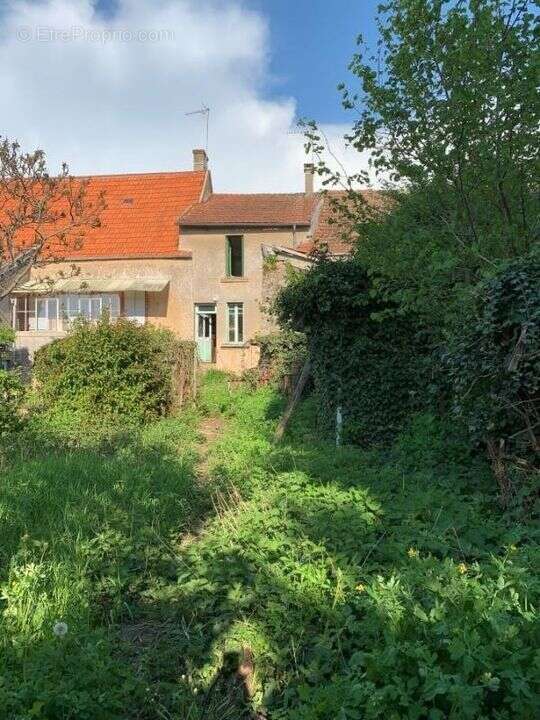Maison à LA ROCHE-EN-BRENIL