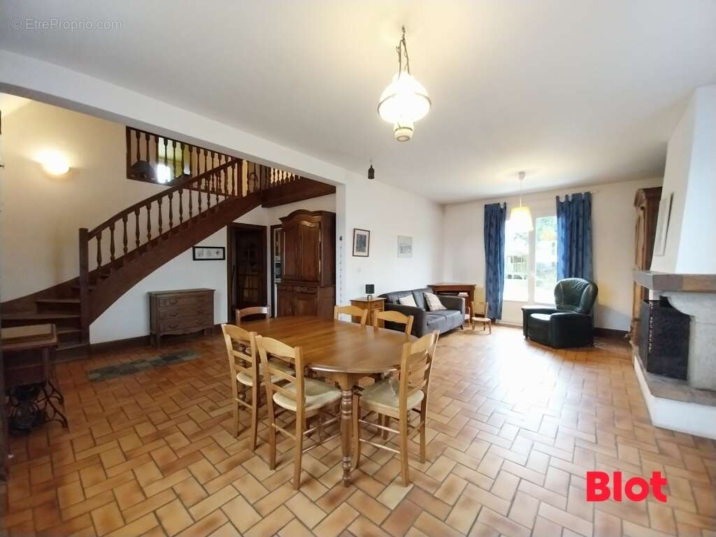 Maison à LA CHAPELLE-DES-FOUGERETZ