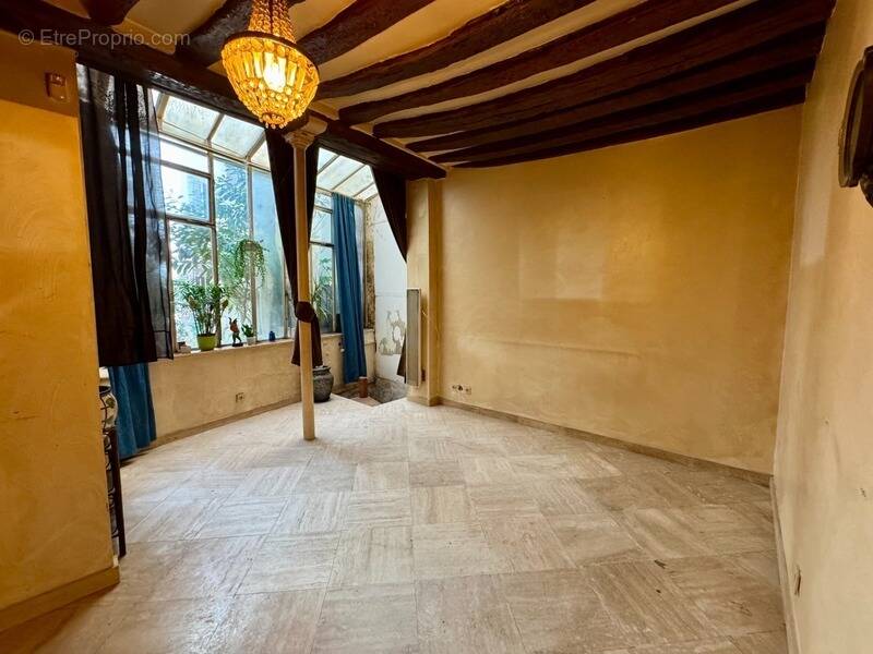 Appartement à PARIS-3E