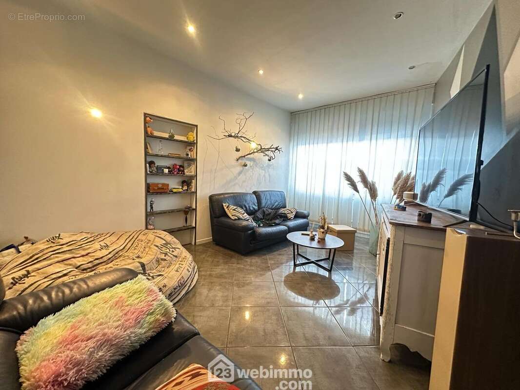 A ses cotés, le salon chaleureux de 19 m² - Maison à SAINT-GOBAIN