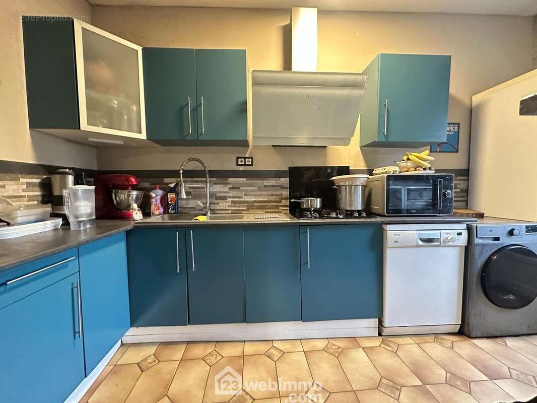 La cuisine entièrement équipée - Maison à SAINT-GOBAIN