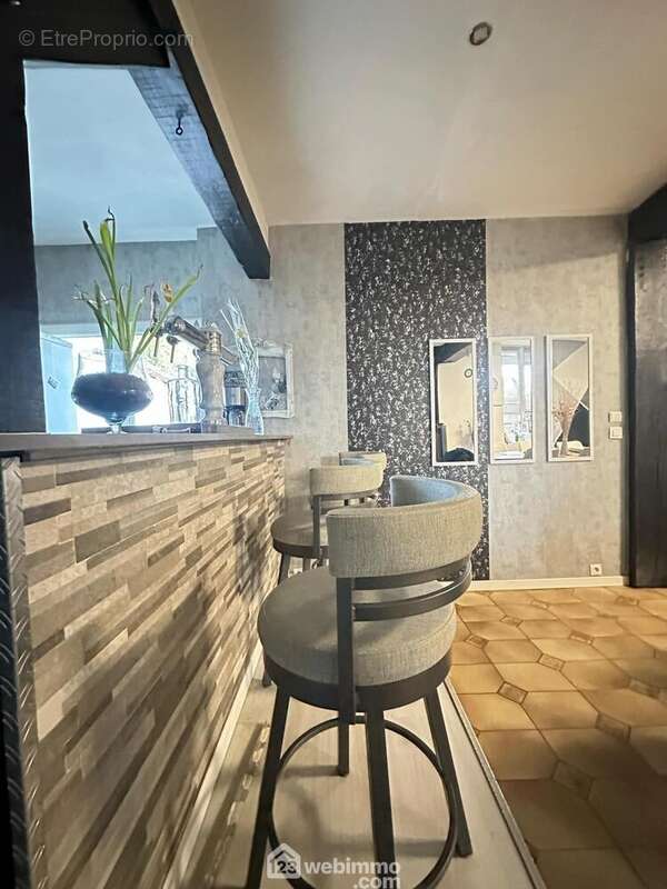 Une table bar pour y prendre vos repas - Maison à SAINT-GOBAIN