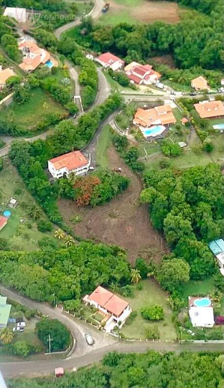 n°1 - Terrain à LE ROBERT