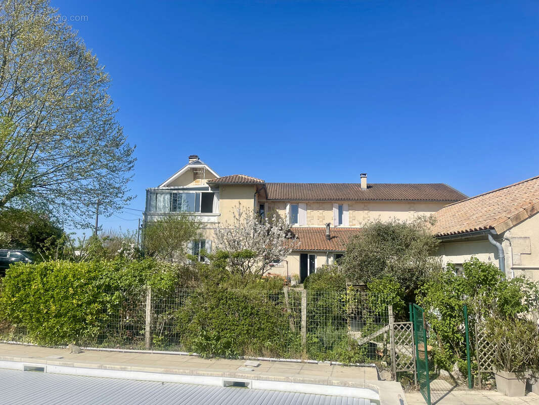 Maison à SAINT-CHRISTOLY-DE-BLAYE