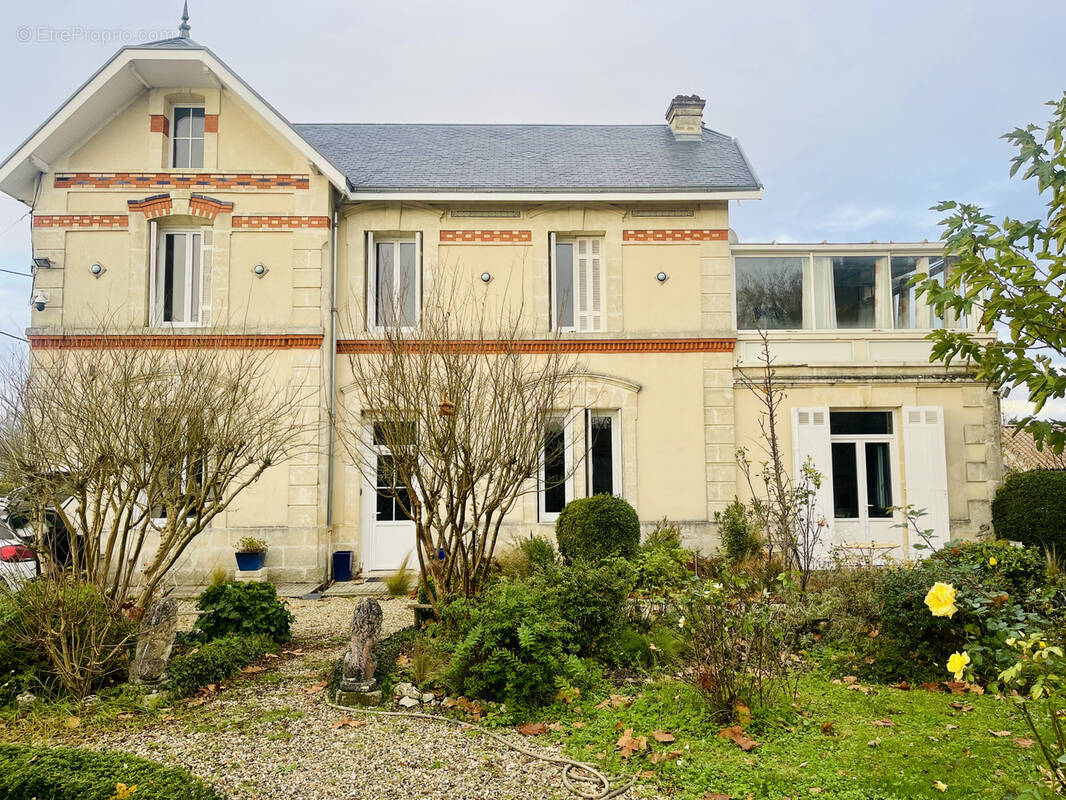 Maison à SAINT-CHRISTOLY-DE-BLAYE