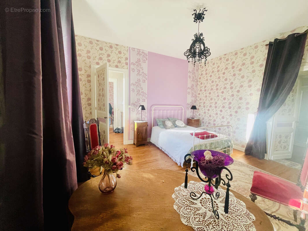 Maison à SAINT-CHRISTOLY-DE-BLAYE