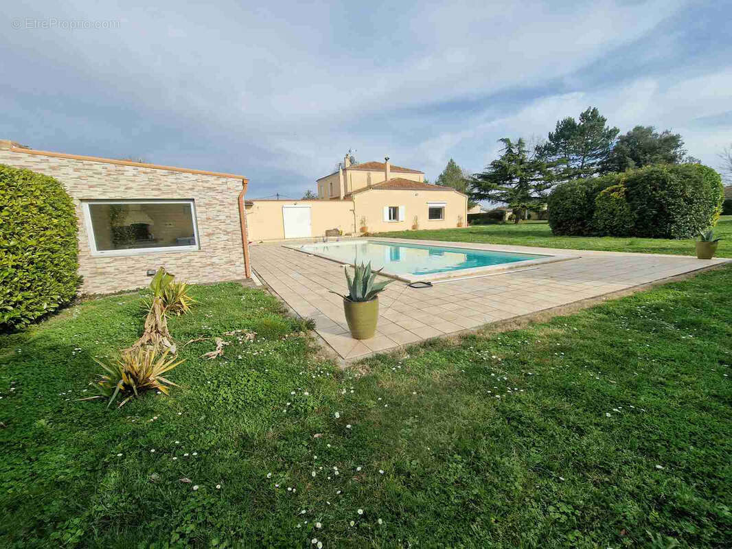 Maison à SAINT-SEURIN-DE-CURSAC