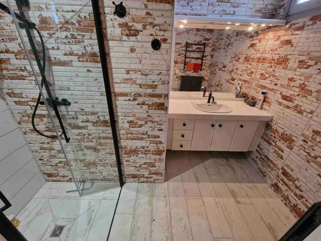 Maison à SAINT-SEURIN-DE-CURSAC