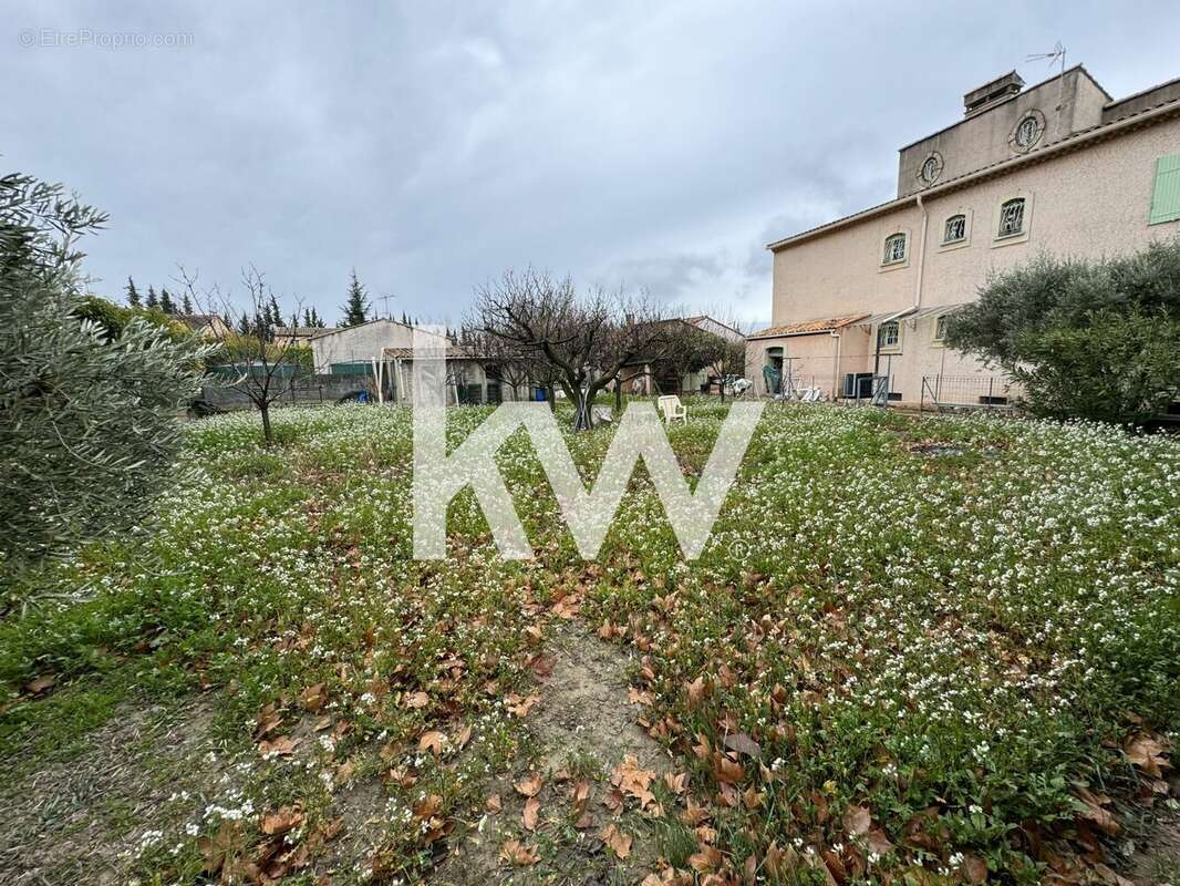 Terrain à PELISSANNE