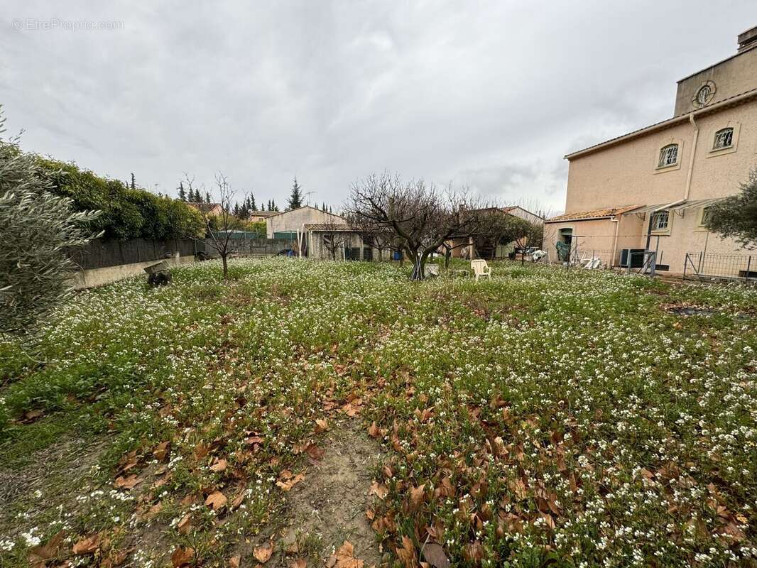 Terrain à PELISSANNE