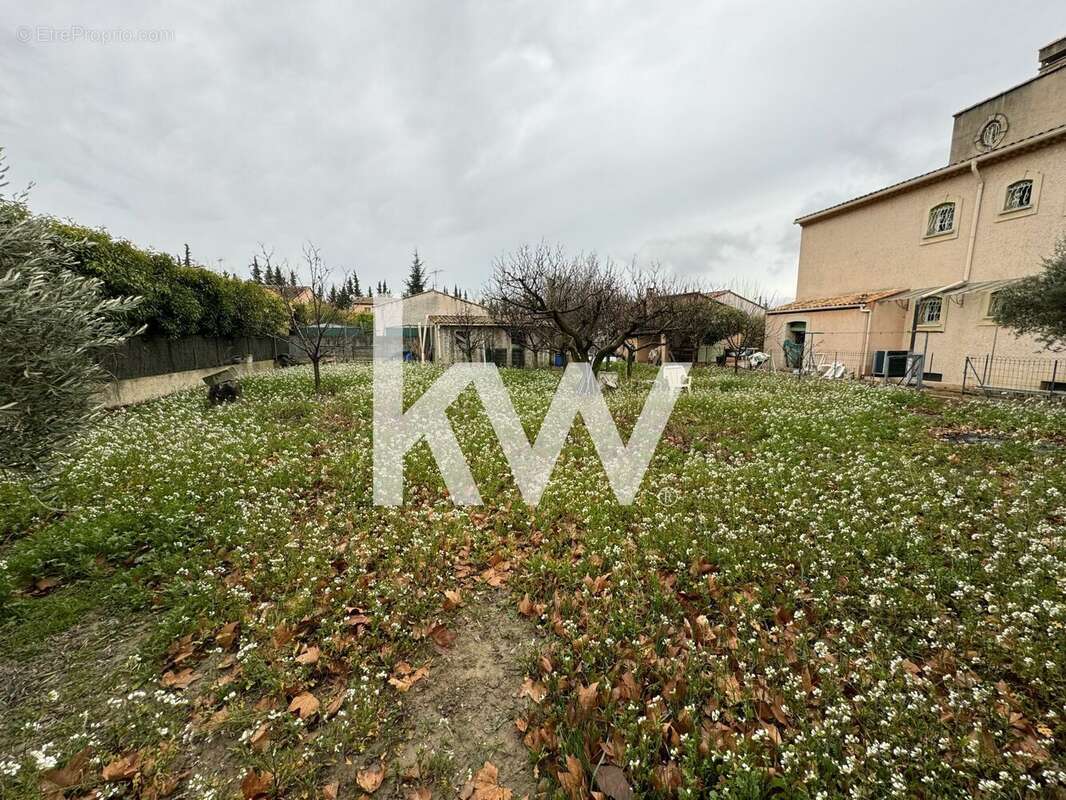 Terrain à PELISSANNE