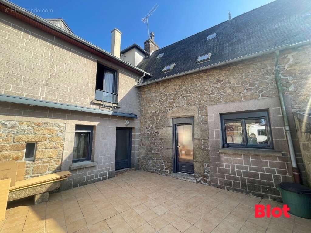 Maison à SAINT-GERMAIN-EN-COGLES