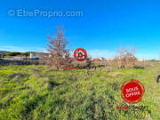 Terrain à LAUDUN-L&#039;ARDOISE