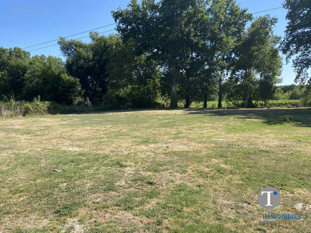 Terrain à CIVRAC-EN-MEDOC